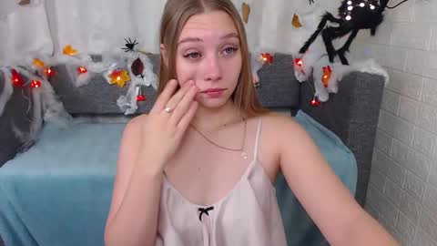 Snapshot of love_bella_ chatting on October 10, 12:42 am love bella online show from October 10, 12:42 am