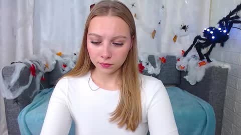 Snapshot of love_bella_ chatting on October 13, 1:27 am love bella online show from October 13, 1:27 am