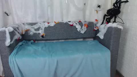 Snapshot of love_bella_ chatting on October 18, 12:24 am love bella online show from October 18, 12:24 am