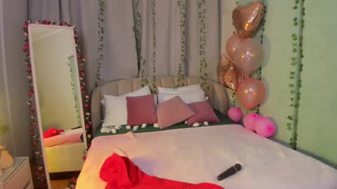 Snapshot of love_is_lola chatting on February 22, 1:11 am Lola online show from February 22, 1:11 am