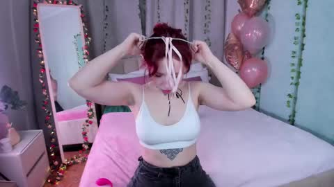 Snapshot of love_is_lola chatting on February 25, 1:30 am Lola online show from February 25, 1:30 am