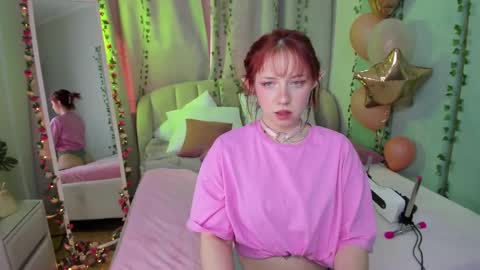 Snapshot of love_is_lola chatting on March 10, 7:10 am Lola online show from March 10, 7:10 am