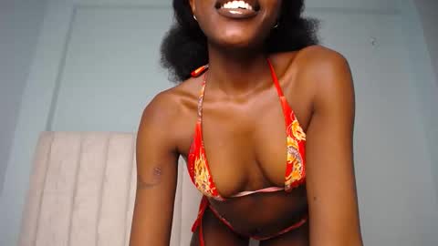 Snapshot of love_miah chatting on October 22, 8:36 am Miah online show from October 22, 8:36 am