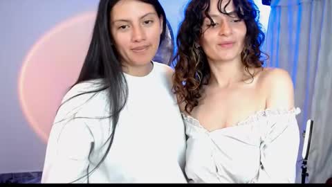 Snapshot of love_oftwo chatting on February 25, 11:11 pm Melisa Emily online show from February 25, 11:11 pm