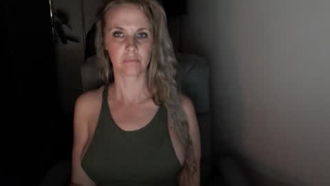 Snapshot of love_on_ chatting on November 29, 2:58 am LoVe On online show from November 29, 2:58 am