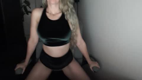 Snapshot of love_on_ chatting on December 5, 1:14 am LoVe On online show from December 5, 1:14 am