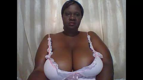 Snapshot of lovebigmelon chatting on December 6, 4:58 am Lynn online show from December 6, 4:58 am