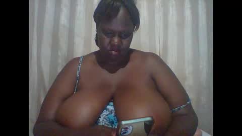 Snapshot of lovebigmelon chatting on December 13, 12:53 am Lynn online show from December 13, 12:53 am