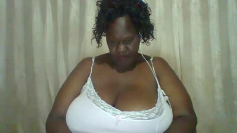 Snapshot of lovebigmelon chatting on January 30, 2:27 am Lynn online show from January 30, 2:27 am