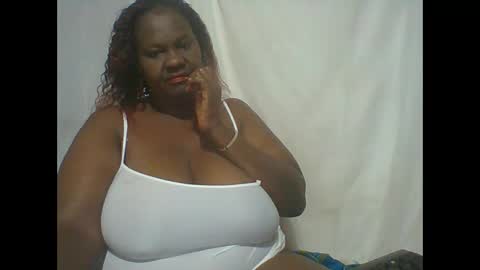 Snapshot of lovebigmelon chatting on October 12, 8:19 pm Lynn online show from October 12, 8:19 pm