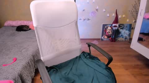 cat-girl online show from February 8, 6:01 pm