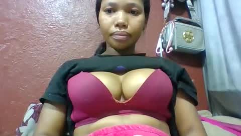 Snapshot of loveinlife750427 chatting on May 10, 2:28 am loveinlife750427 online show from May 10, 2:28 am
