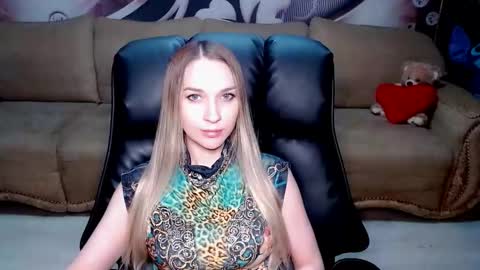 Snapshot of lovellymalina chatting on November 15, 1:29 pm private open online show from November 15, 1:29 pm