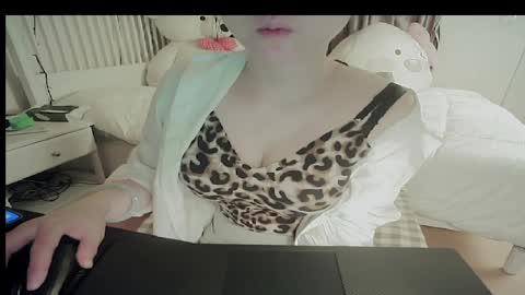 DANA KIM online show from March 25, 4:57 pm