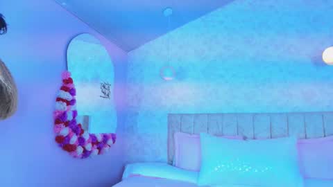 lovely_julls online show from February 25, 3:10 pm