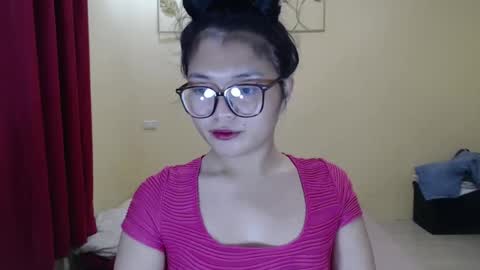 Snapshot of lovely_laura09 chatting on December 8, 9:35 am Lovely Laura online show from December 8, 9:35 am