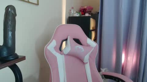 Snapshot of lovely_laura09 chatting on October 18, 1:41 am Lovely Laura online show from October 18, 1:41 am