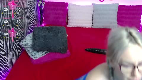 Snapshot of lovelybutterfly chatting on January 31, 1:12 pm    online show from January 31, 1:12 pm