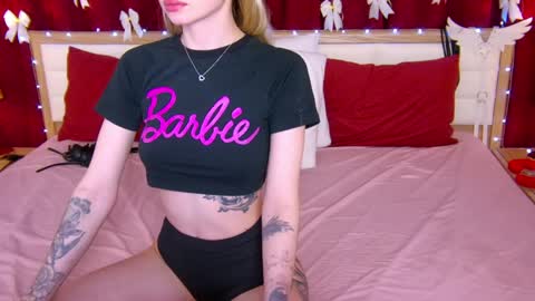 Snapshot of lovelycaroline_ chatting on January 31, 7:39 am Caroline online show from January 31, 7:39 am