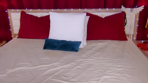 Snapshot of lovelycaroline_ chatting on March 7, 4:24 am Caroline online show from March 7, 4:24 am