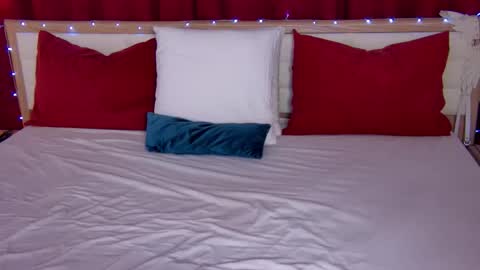 Snapshot of lovelycaroline_ chatting on November 20, 2:01 am Caroline online show from November 20, 2:01 am