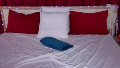 Snapshot of lovelycaroline_ chatting on November 21, 1:26 am Caroline online show from November 21, 1:26 am