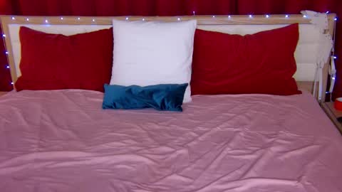 Snapshot of lovelycaroline_ chatting on November 27, 1:29 am Caroline online show from November 27, 1:29 am