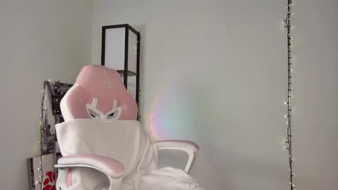 lovelycaroll online show from February 6, 9:22 am