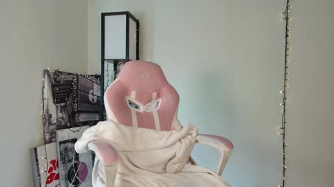 lovelycaroll online show from February 8, 11:22 am