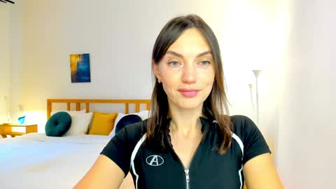 Snapshot of lovelyeemia chatting on December 2, 7:03 am Mia online show from December 2, 7:03 am