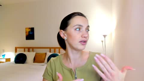 Snapshot of lovelyeemia chatting on December 4, 12:36 pm Mia online show from December 4, 12:36 pm