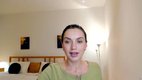 Snapshot of lovelyeemia chatting on December 4, 5:44 pm Mia online show from December 4, 5:44 pm