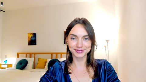 Snapshot of lovelyeemia chatting on December 5, 7:06 pm Mia online show from December 5, 7:06 pm