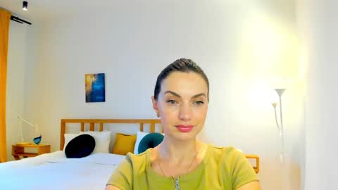 Snapshot of lovelyeemia chatting on December 10, 10:38 am Mia online show from December 10, 10:38 am