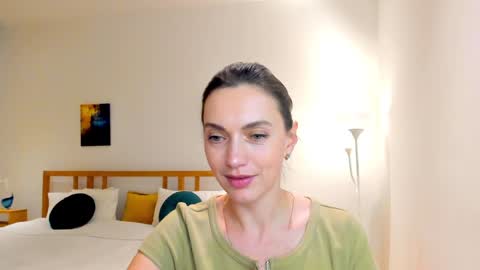 Snapshot of lovelyeemia chatting on December 10, 7:54 pm Mia online show from December 10, 7:54 pm