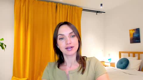 Snapshot of lovelyeemia chatting on December 13, 7:10 pm Mia online show from December 13, 7:10 pm