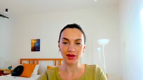 Snapshot of lovelyeemia chatting on December 14, 6:13 am Mia online show from December 14, 6:13 am