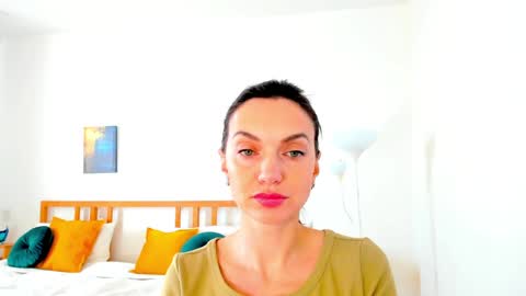 Snapshot of lovelyeemia chatting on December 14, 9:18 am Mia online show from December 14, 9:18 am