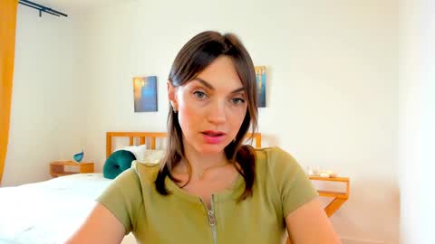 Snapshot of lovelyeemia chatting on December 18, 9:04 am Mia online show from December 18, 9:04 am