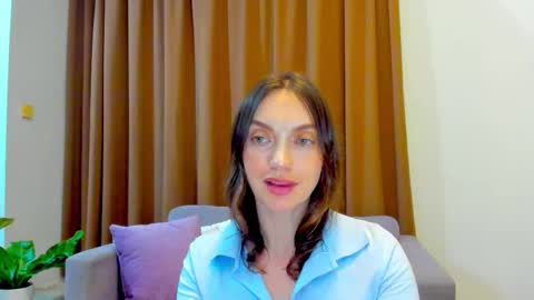 Snapshot of lovelyeemia chatting on October 14, 10:38 am Mia online show from October 14, 10:38 am