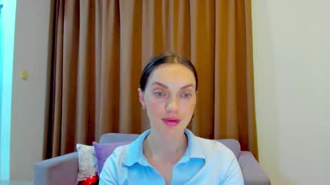 Snapshot of lovelyeemia chatting on October 21, 10:38 am Mia online show from October 21, 10:38 am