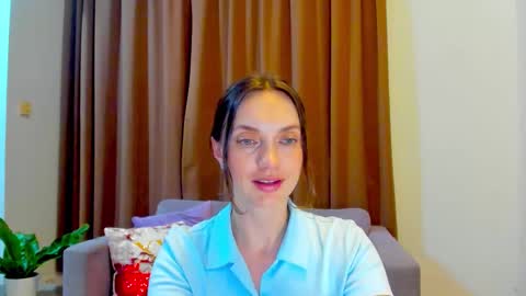 Snapshot of lovelyeemia chatting on October 28, 11:14 am Mia online show from October 28, 11:14 am