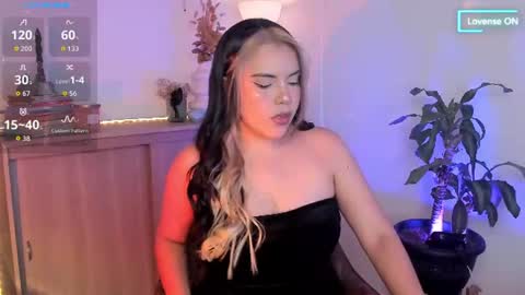 Snapshot of lovelygirl45 chatting on June 10, 2:01 am Valerie online show from June 10, 2:01 am