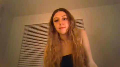 Snapshot of lovelylanaxo chatting on May 22, 2:40 am lana online show from May 22, 2:40 am