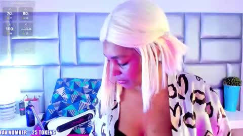 Snapshot of lovelynickyy chatting on November 18, 1:04 pm Nicky online show from November 18, 1:04 pm