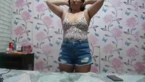 Snapshot of lovelyquey chatting on December 6, 8:40 pm Angelquey online show from December 6, 8:40 pm