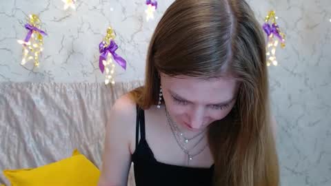 Snapshot of lovepeanutgirl chatting on January 5, 6:00 pm Mary Love online show from January 5, 6:00 pm