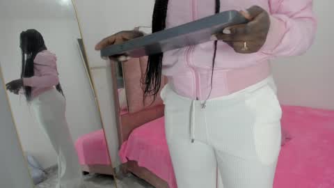 Snapshot of lovequeen02 chatting on January 22, 11:34 am L O V E  online show from January 22, 11:34 am