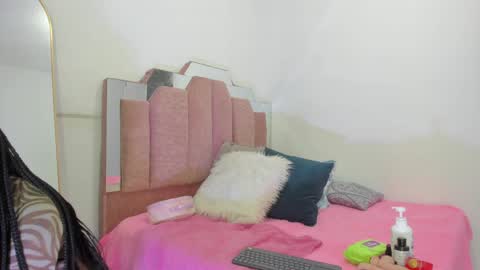 Snapshot of lovequeen02 chatting on January 25, 11:34 am L O V E  online show from January 25, 11:34 am