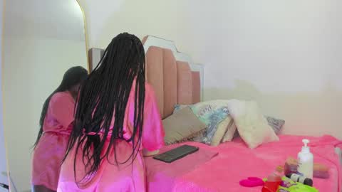 Snapshot of lovequeen02 chatting on January 30, 11:44 am L O V E  online show from January 30, 11:44 am